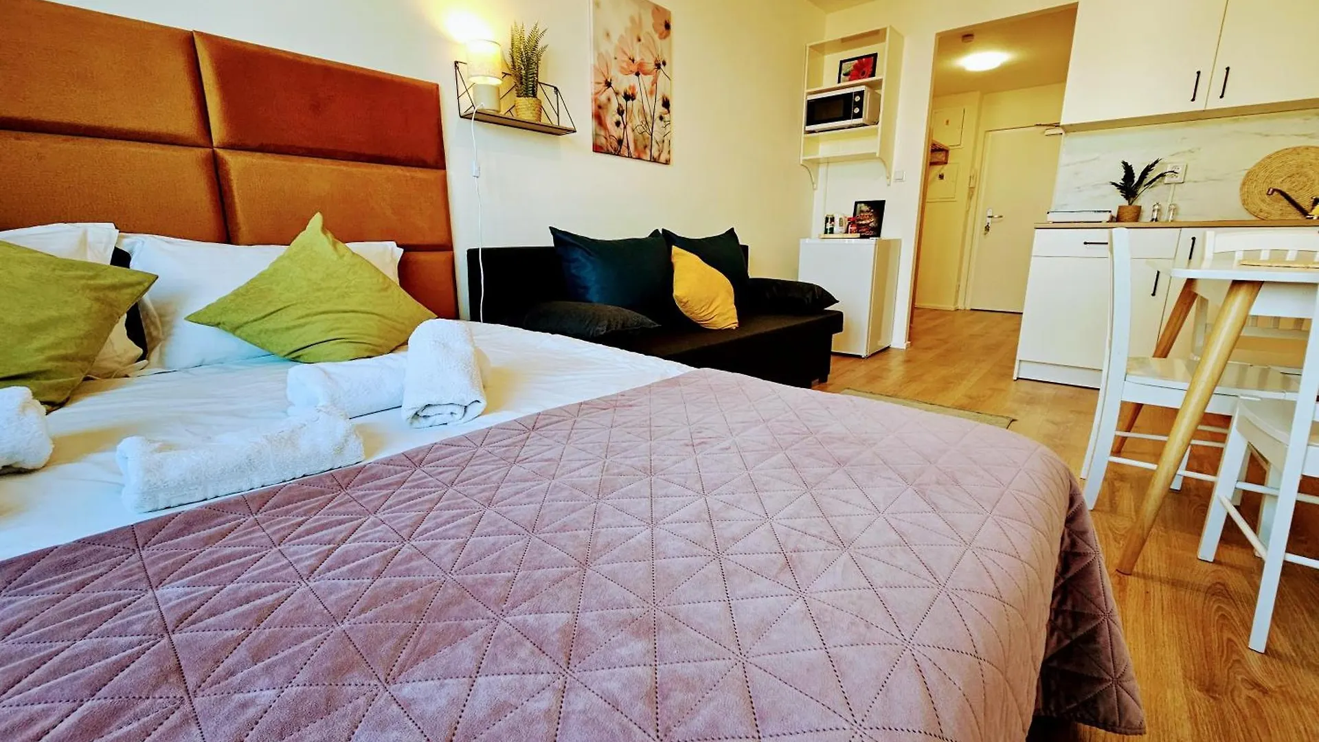 Apartment Live-Inn Prague Hotel-Style 5 Apartments, 20 Mins To Centre, Gym, Reception, Free Parking, Lift, Roof Terrace & Game Room