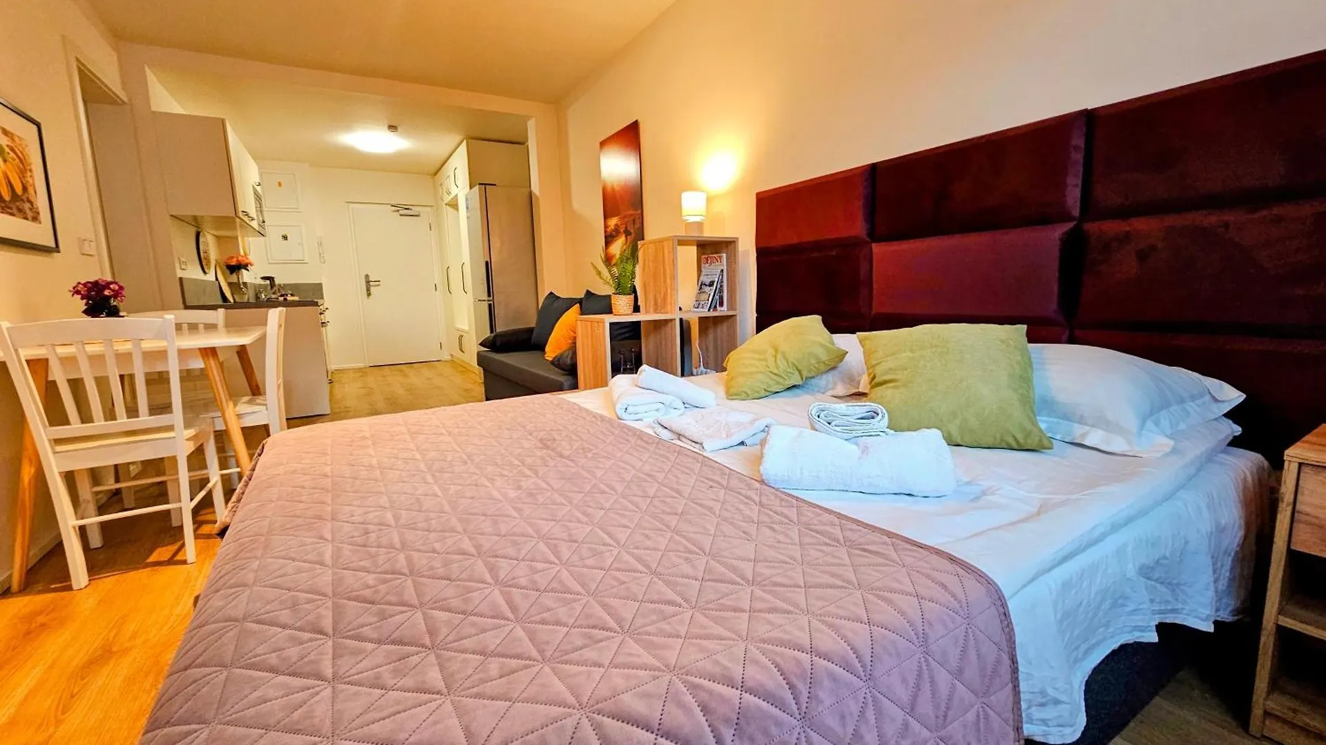 Live-Inn Prague Hotel-Style 5 Apartments, 20 Mins To Centre, Gym, Reception, Free Parking, Lift, Roof Terrace & Game Room Apartment