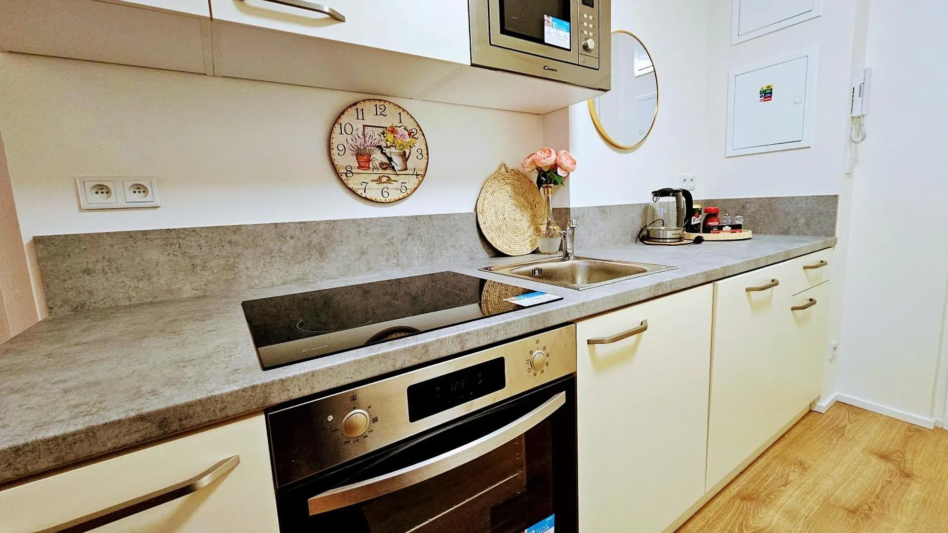 Live-Inn Prague Hotel-Style 5 Apartments, 20 Mins To Centre, Gym, Reception, Free Parking, Lift, Roof Terrace & Game Room Apartment