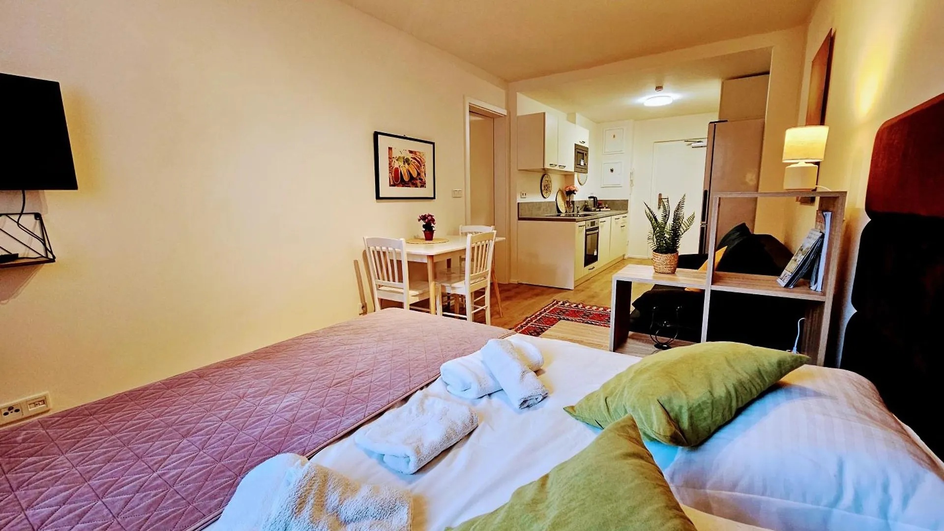 Live-Inn Prague Hotel-Style 5 Apartments, 20 Mins To Centre, Gym, Reception, Free Parking, Lift, Roof Terrace & Game Room