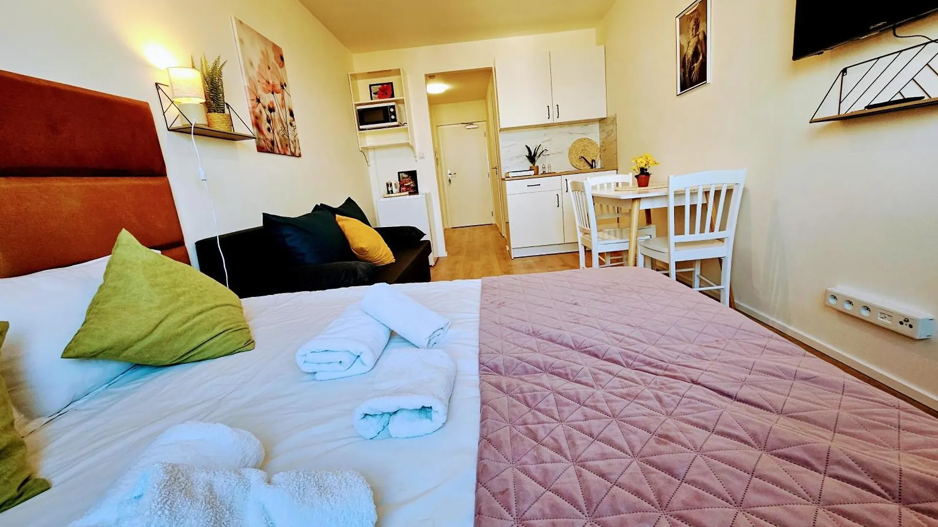Live-Inn Prague Hotel-Style 5 Apartments, 20 Mins To Centre, Gym, Reception, Free Parking, Lift, Roof Terrace & Game Room Czech Republic