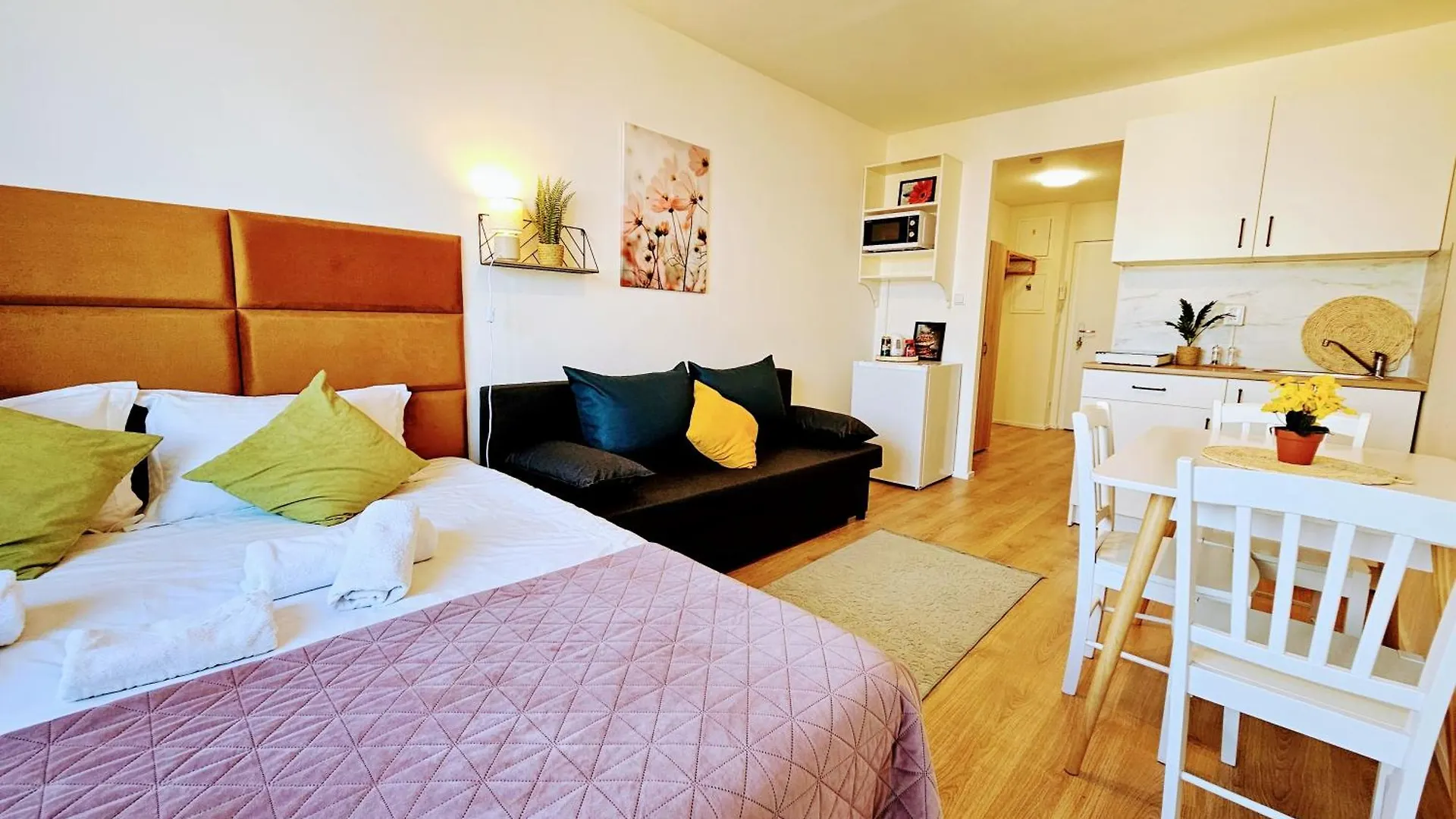 Live-Inn Prague Hotel-Style 5 Apartments, 20 Mins To Centre, Gym, Reception, Free Parking, Lift, Roof Terrace & Game Room Apartment