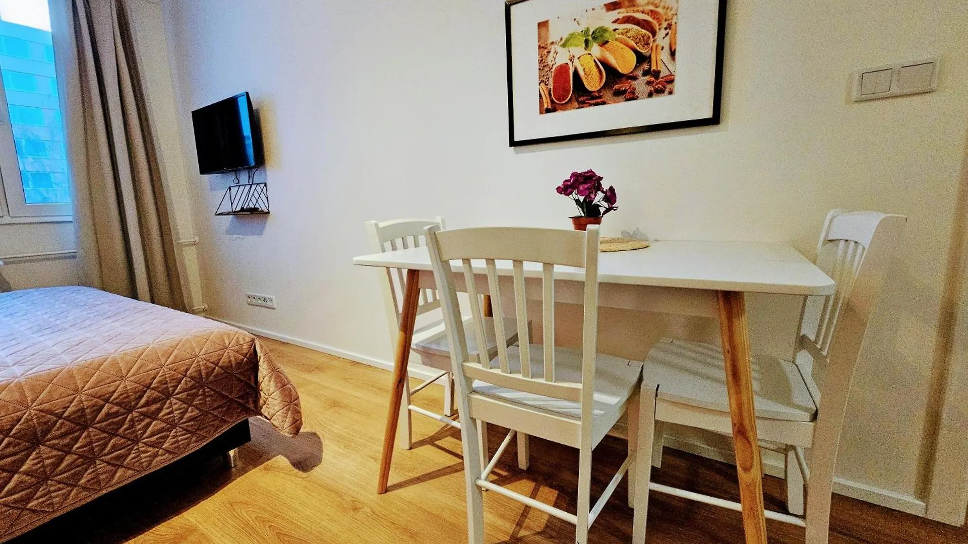 Live-Inn Prague Hotel-Style 5 Apartments, 20 Mins To Centre, Gym, Reception, Free Parking, Lift, Roof Terrace & Game Room Apartment