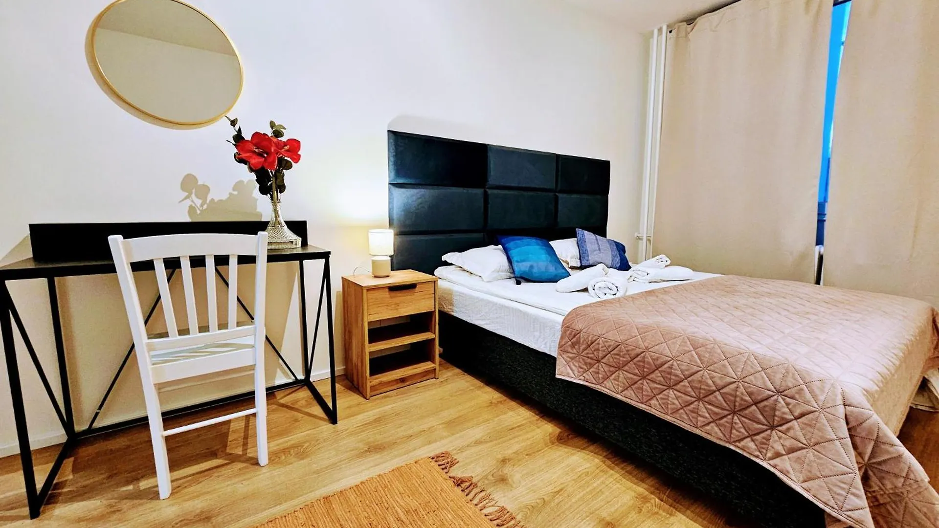 Apartment Live-Inn Prague Hotel-Style 5 Apartments, 20 Mins To Centre, Gym, Reception, Free Parking, Lift, Roof Terrace & Game Room