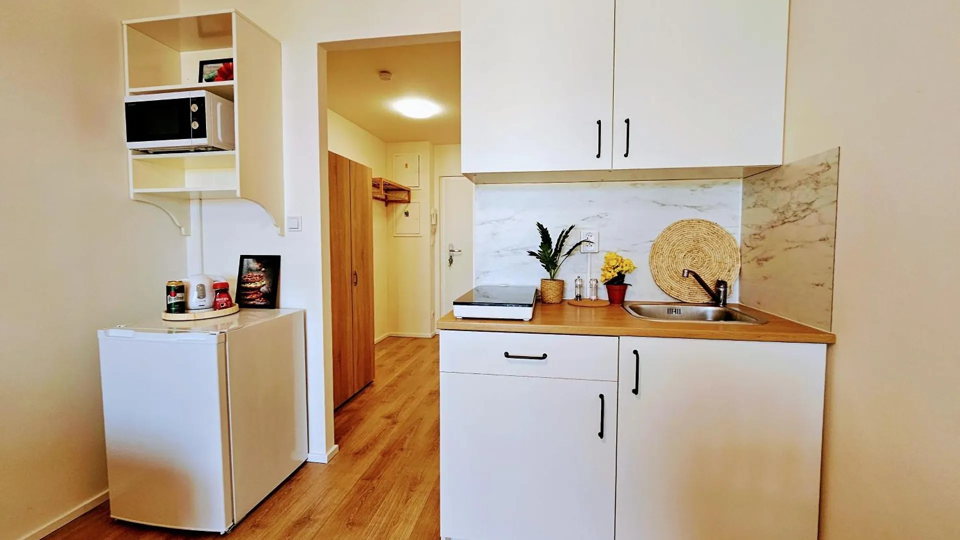 Apartment Live-Inn Prague Hotel-Style 5 Apartments, 20 Mins To Centre, Gym, Reception, Free Parking, Lift, Roof Terrace & Game Room